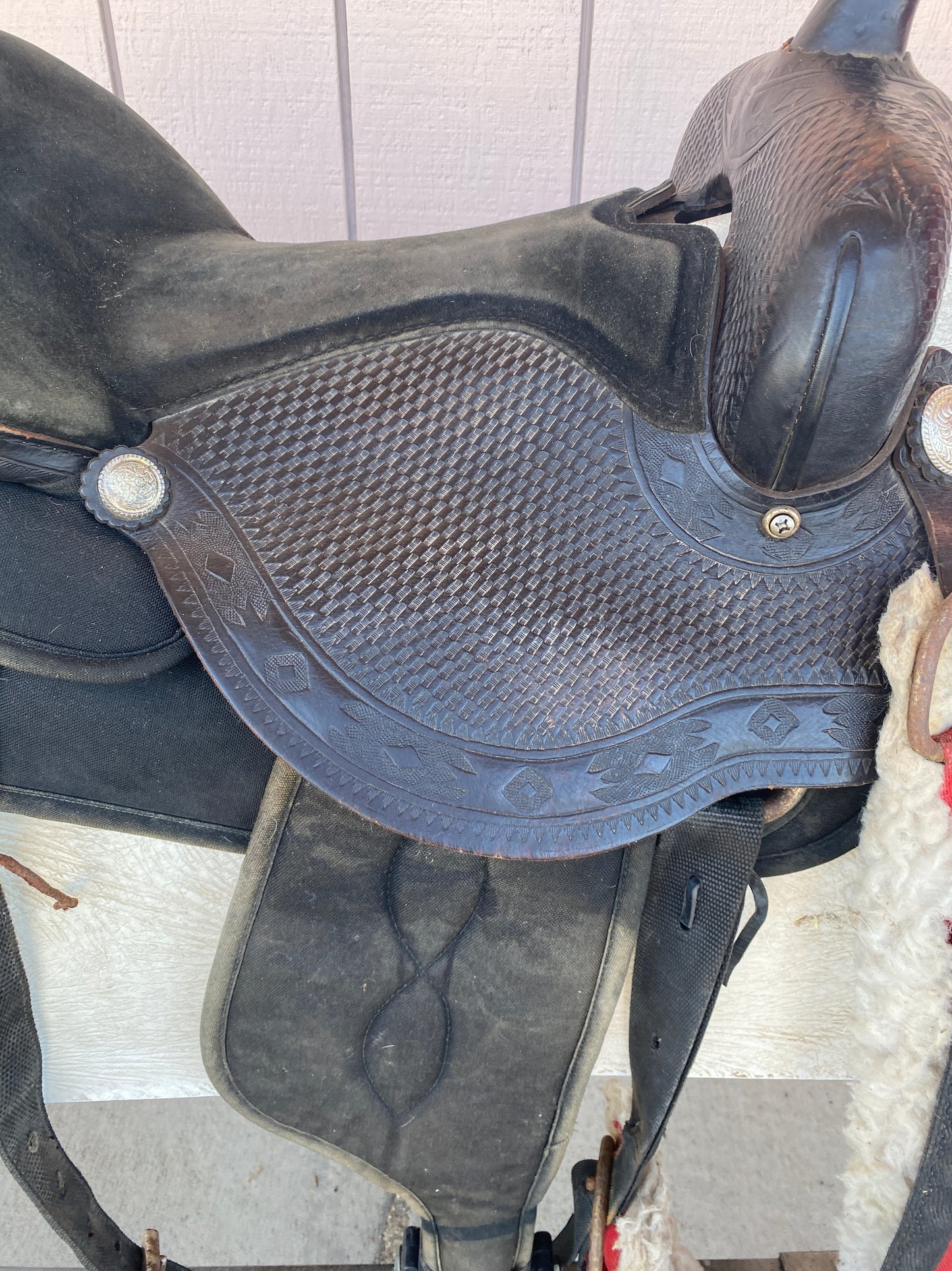 16” Black King Series Synthetic Saddle