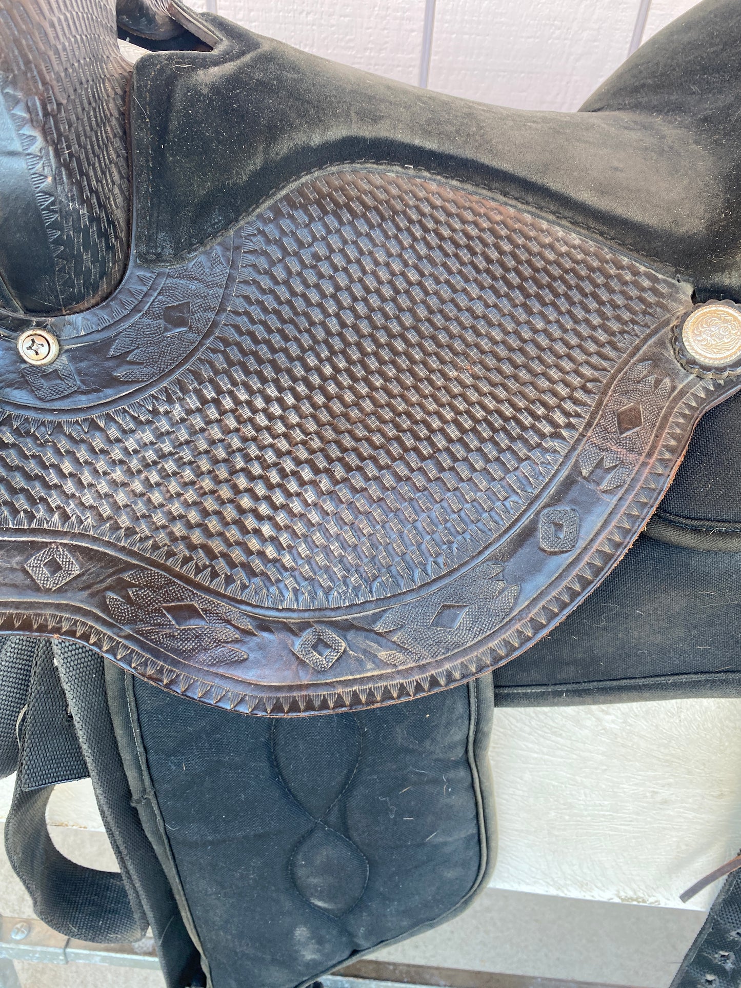 16” Black King Series Synthetic Saddle