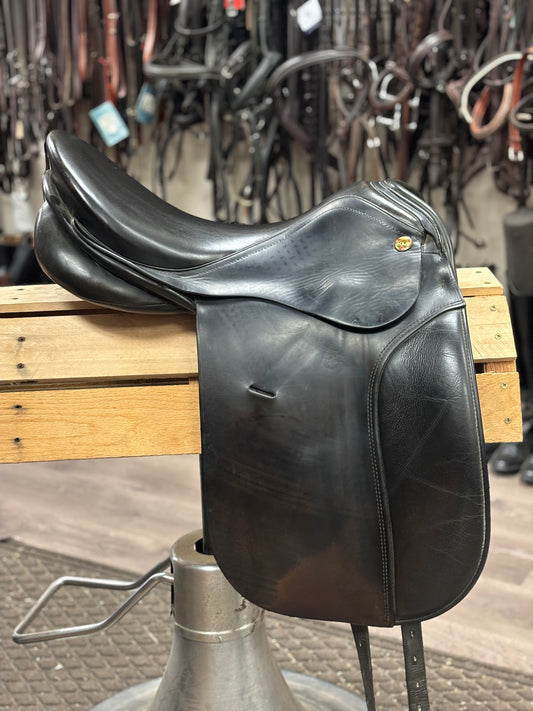 17.5 Karl Niedersuss Symphonie Dressage saddle