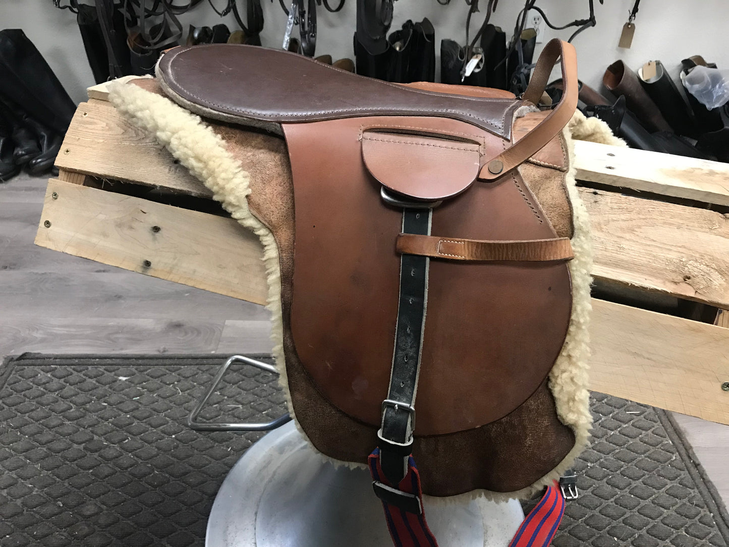 Racing saddle